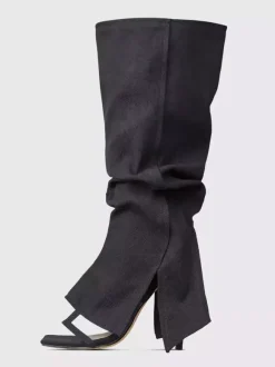Bottes hautes en denim noir à bout ouvert et découpes à talons hauts.