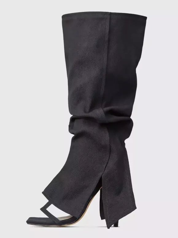 Bottes hautes en denim noir à bout ouvert et découpes à talons hauts.