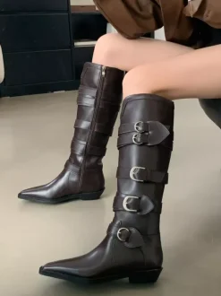 Bottes hautes marron à bout carré et boucles plates