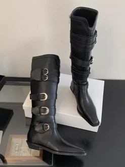 Bottes hautes marron à bout carré et boucles plates