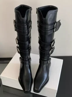 Bottes hautes marron à bout carré et boucles plates