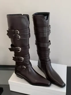 Bottes hautes marron à bout carré et boucles plates
