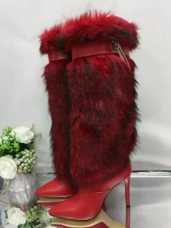 Bottes hautes noires en fausse fourrure à bout pointu et détails de chaîne