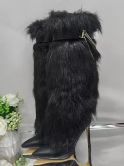 Bottes hautes noires en fausse fourrure à bout pointu et détails de chaîne