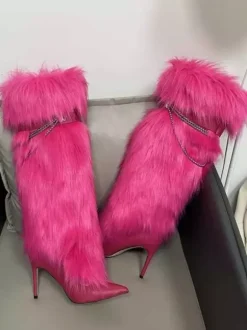 Bottes hautes noires en fausse fourrure à bout pointu et détails de chaîne