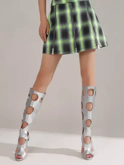 Bottes sandales argentées à bout ouvert et découpes à talons hauts et bottes hautes au genou