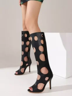 Bottes sandales argentées à bout ouvert et découpes à talons hauts et bottes hautes au genou