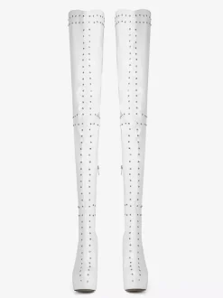Bottes blanches à talons hauts et cuissardes à plateforme et talons aiguilles cloutés