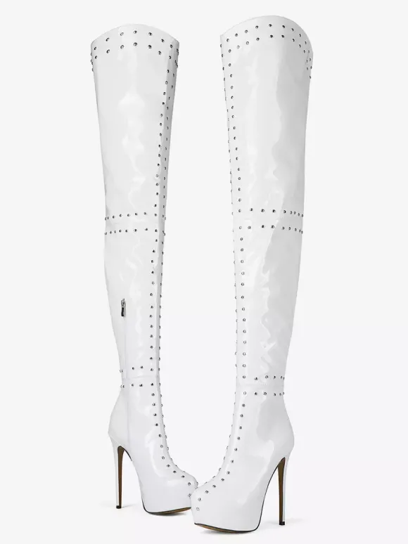 Bottes blanches à talons hauts et cuissardes à plateforme et talons aiguilles cloutés
