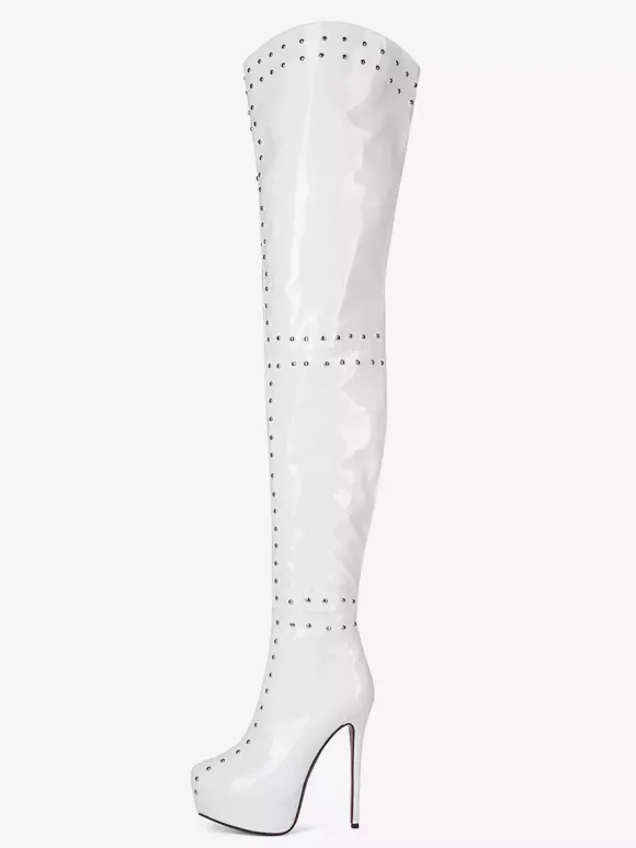 Bottes blanches à talons hauts et cuissardes à plateforme et talons aiguilles cloutés
