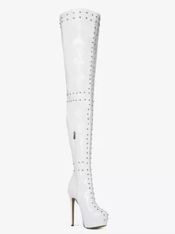 Bottes blanches à talons hauts et cuissardes à plateforme et talons aiguilles cloutés