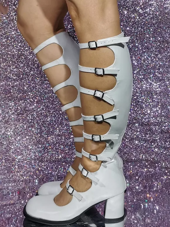 Bottes blanches à talons épais bout carré détail boucle bottes à talons doux