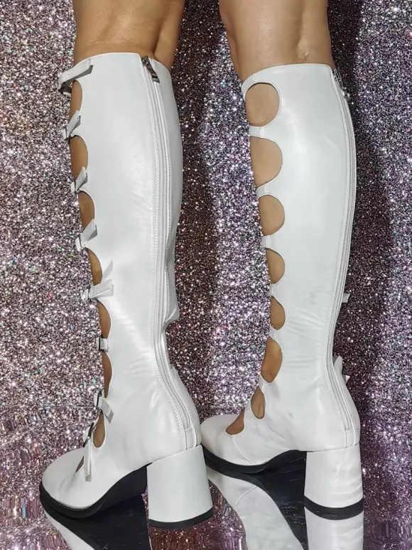 Bottes blanches à talons épais bout carré détail boucle bottes à talons doux