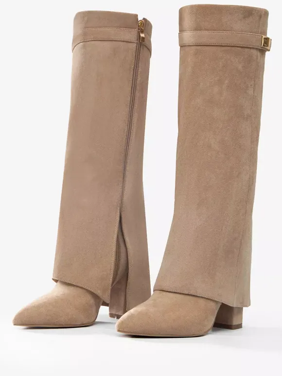 Bottes hautes en daim abricot à bout pointu avec boucle et fermeture éclair et talon épais