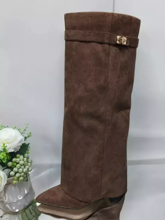 Bottes hautes en daim abricot à bout pointu avec boucle et fermeture éclair et talon épais