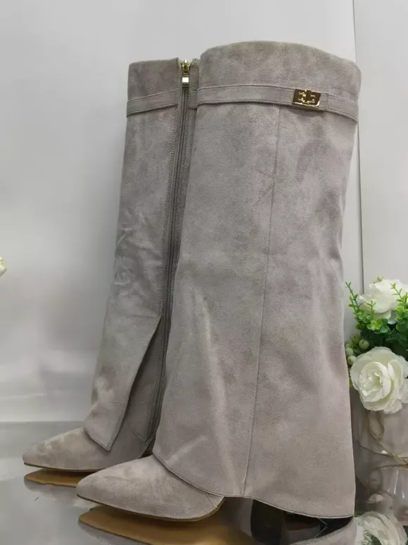Bottes hautes en daim abricot à bout pointu avec boucle et fermeture éclair et talon épais