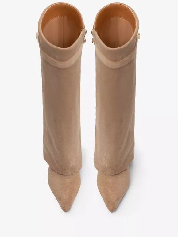 Bottes hautes en daim abricot à bout pointu avec boucle et fermeture éclair et talon épais