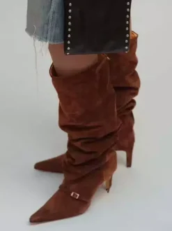 Bottes hautes en daim à bout pointu et boucle à talon moyen