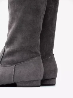 Bottes hautes en daim grises à bout pointu et plates