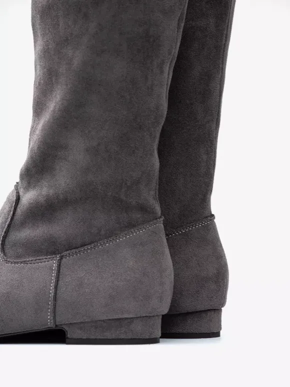 Bottes hautes en daim grises à bout pointu et plates