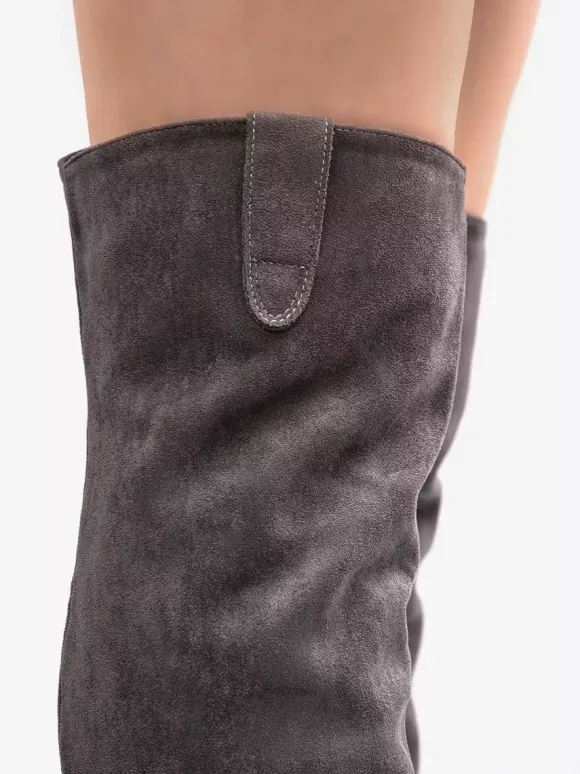 Bottes hautes en daim grises à bout pointu et plates