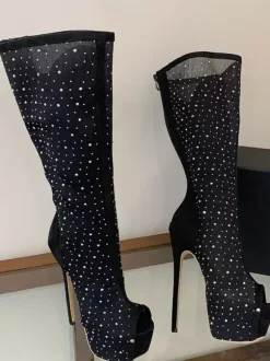 Bottes hautes en résille noire à plateforme bout ouvert et talons hauts ornés de strass