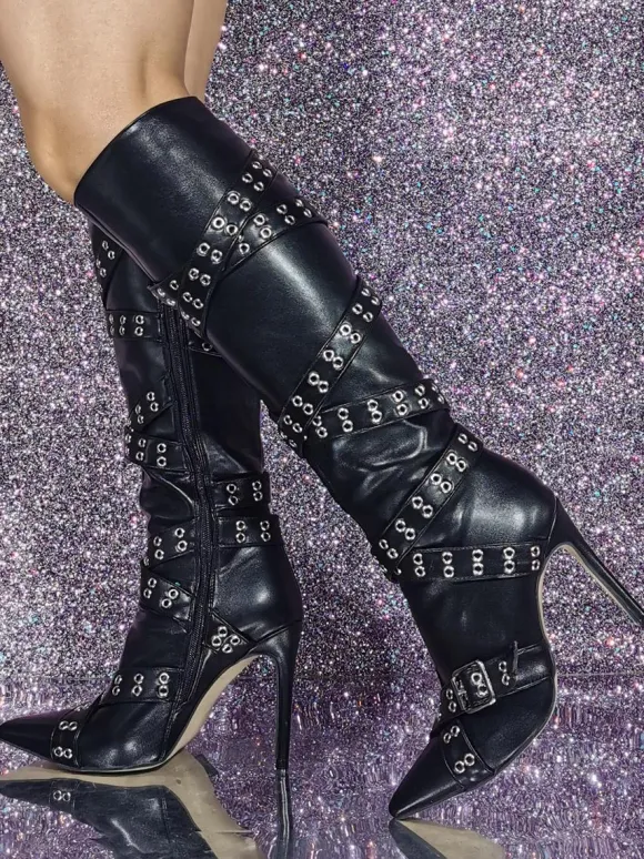 Bottes hautes noires à bout pointu et détails de boucle bottes à talons hauts