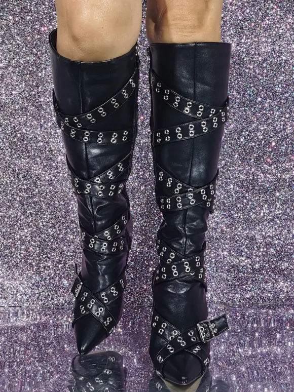 Bottes hautes noires à bout pointu et détails de boucle bottes à talons hauts