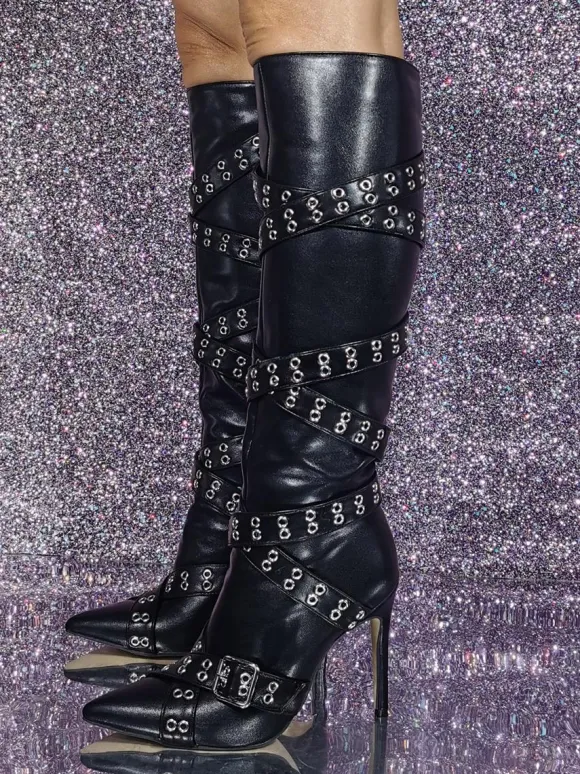 Bottes hautes noires à bout pointu et détails de boucle bottes à talons hauts
