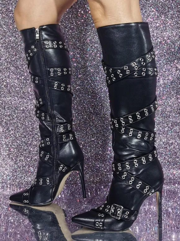 Bottes hautes noires à bout pointu et détails de boucle bottes à talons hauts