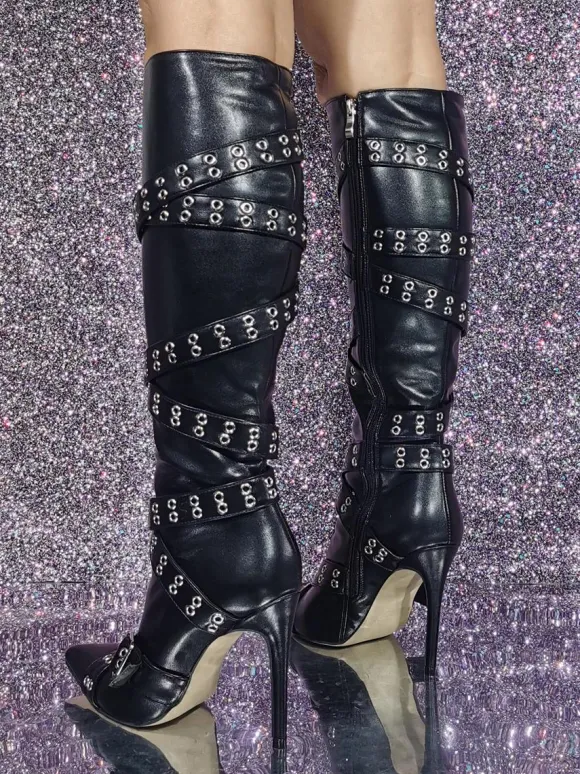 Bottes hautes noires à bout pointu et détails de boucle bottes à talons hauts