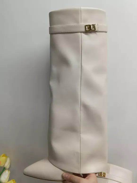 Bottes hautes noires à talons épais et bout pointu avec boucle et rabat