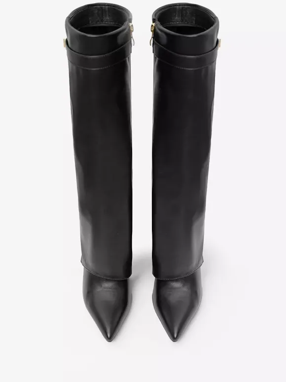Bottes hautes noires à talons épais et bout pointu avec boucle et rabat