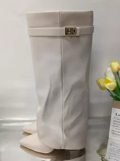 Bottes hautes noires à talons épais et bout pointu avec boucle et rabat