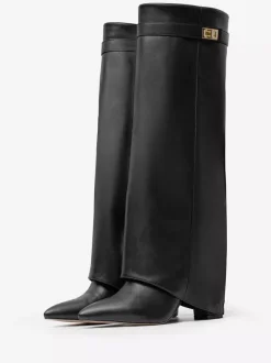 Bottes hautes noires à talons épais et bout pointu avec boucle et rabat