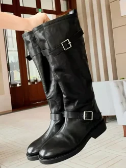 Bottes hautes plates marron à bout rond et boucle