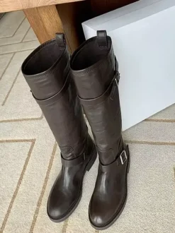 Bottes hautes plates marron à bout rond et boucle