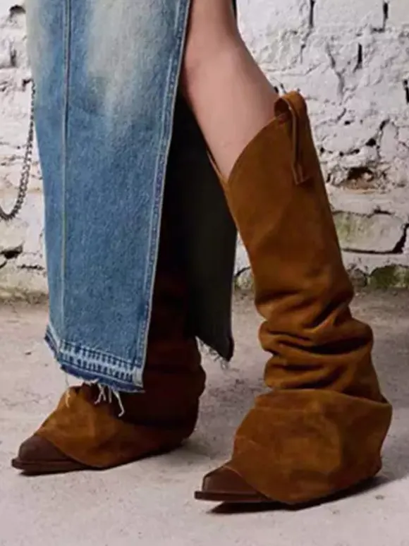 Bottes mi-mollet en daim marron à bout pointu et talons hauts souples