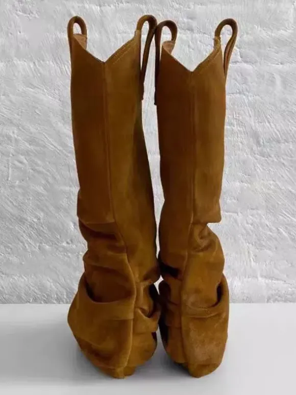 Bottes mi-mollet en daim marron à bout pointu et talons hauts souples