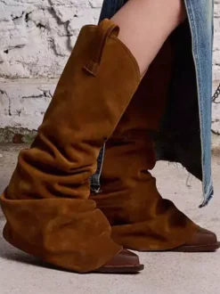 Bottes mi-mollet en daim marron à bout pointu et talons hauts souples