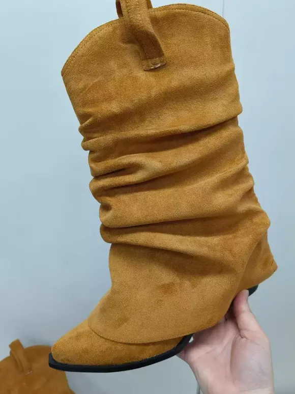 Bottes mi-mollet en daim marron à bout pointu et talons hauts souples