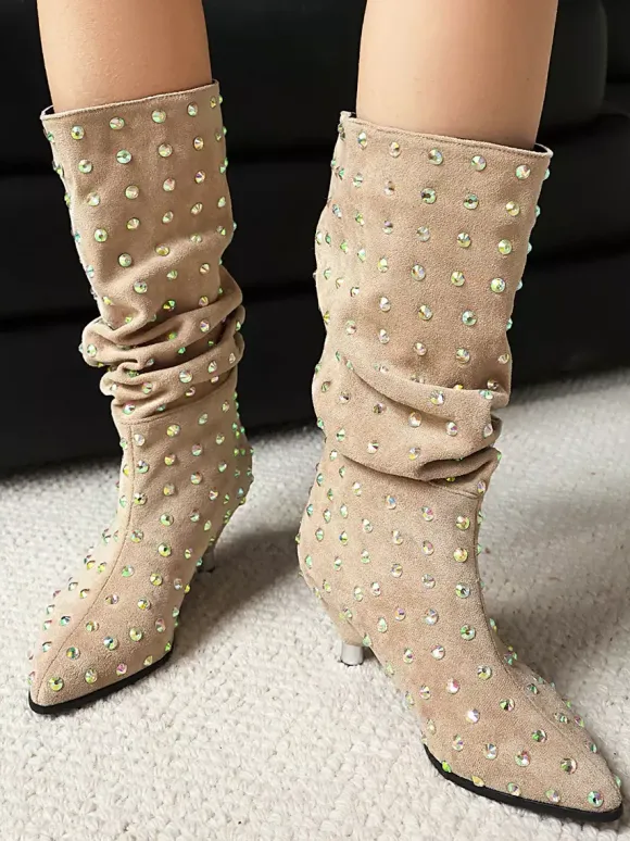 Bottes mi-mollet noires en daim à bout pointu et strass.