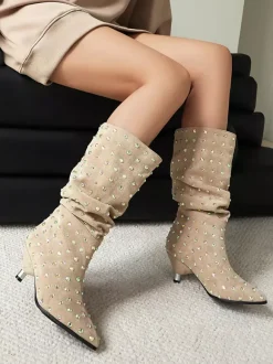 Bottes mi-mollet noires en daim à bout pointu et strass.