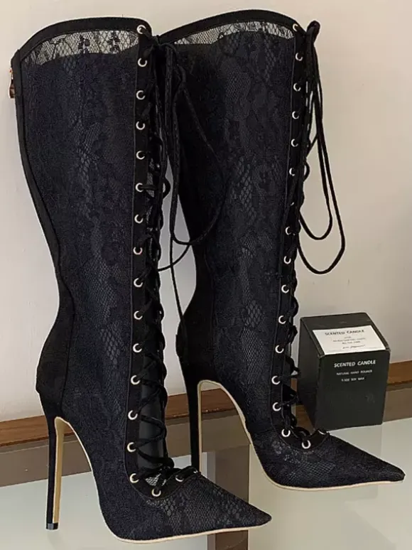 Bottes noires à lacets bout pointu lacées à talons hauts montantes jusqu'aux genoux
