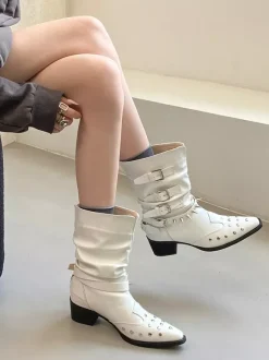 Bottines blanches à bout carré pour femme ornées de perles et d'une boucle.
