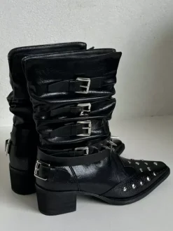 Bottines blanches à bout carré pour femme ornées de perles et d'une boucle.