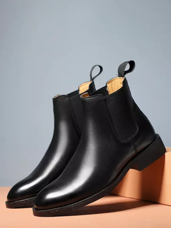 Bottines Chelsea pour homme talons bas bout pointu en cuir noir.