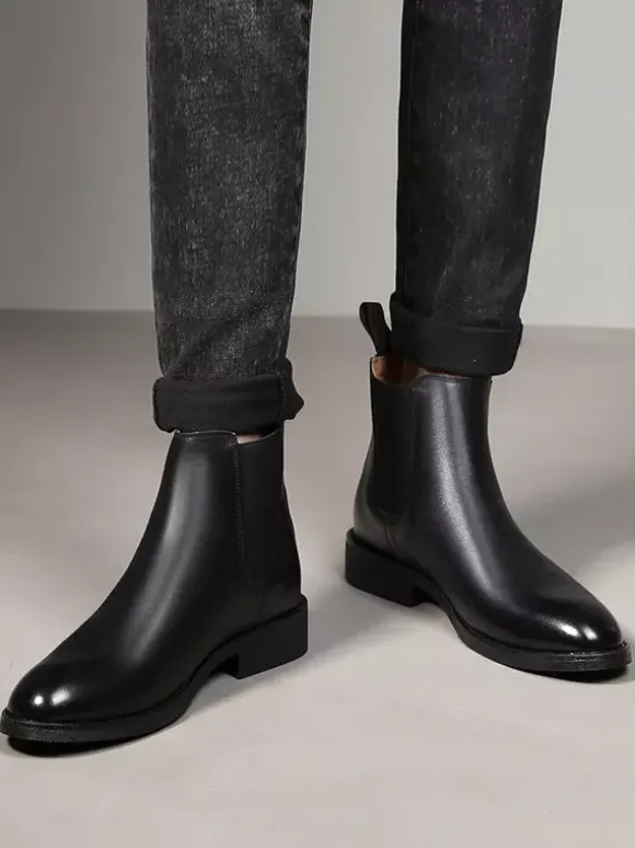 Bottines Chelsea pour homme talons bas bout pointu en cuir noir.
