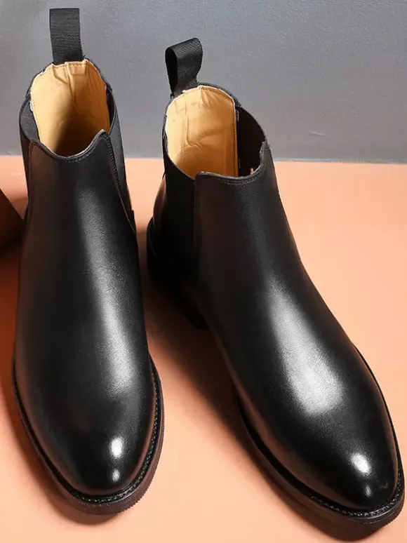 Bottines Chelsea pour homme talons bas bout pointu en cuir noir.