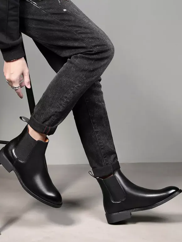 Bottines Chelsea pour homme talons bas bout pointu en cuir noir.